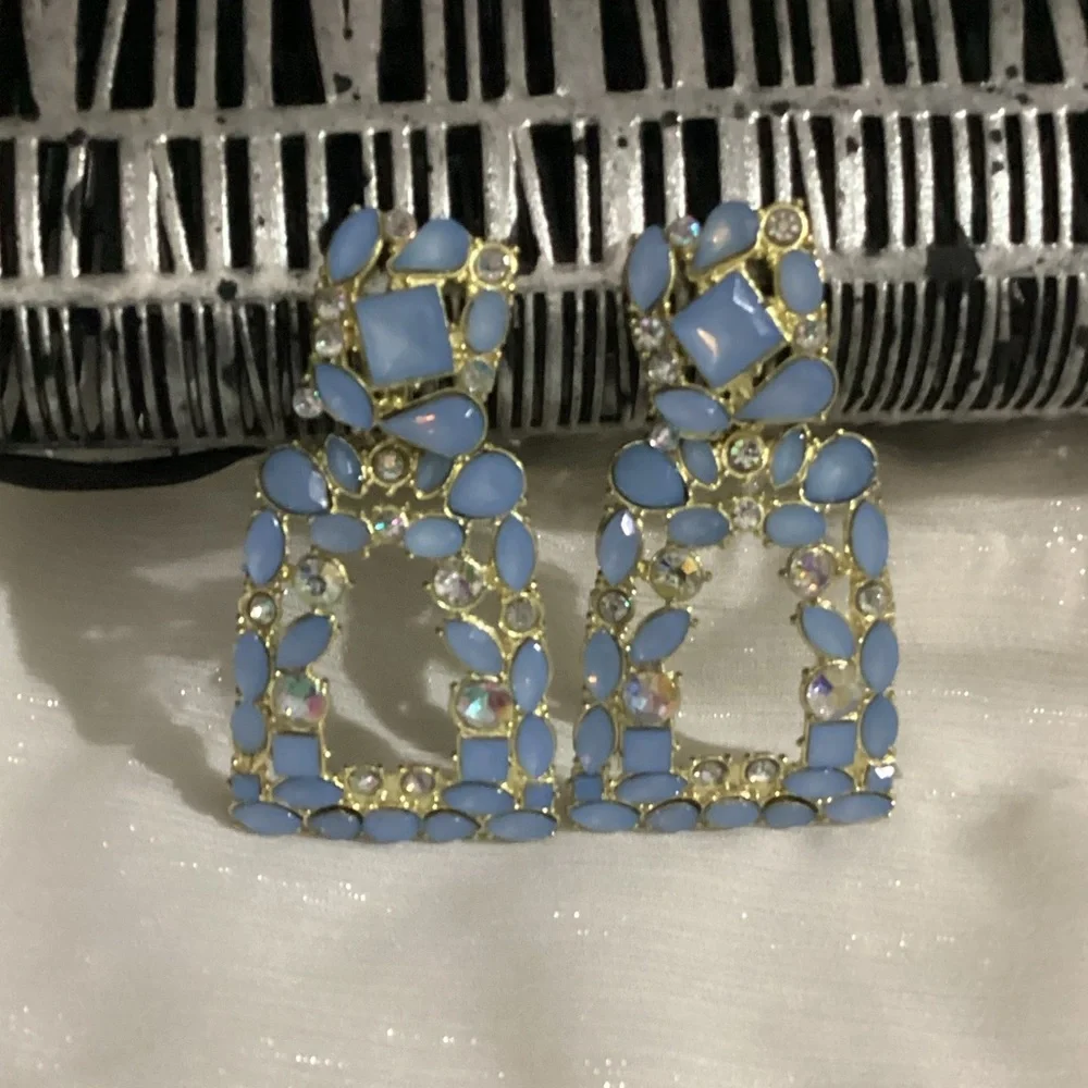 🌸Periwinkle Blue Resin crystal Geometric Earrings - Picture 6 of 16